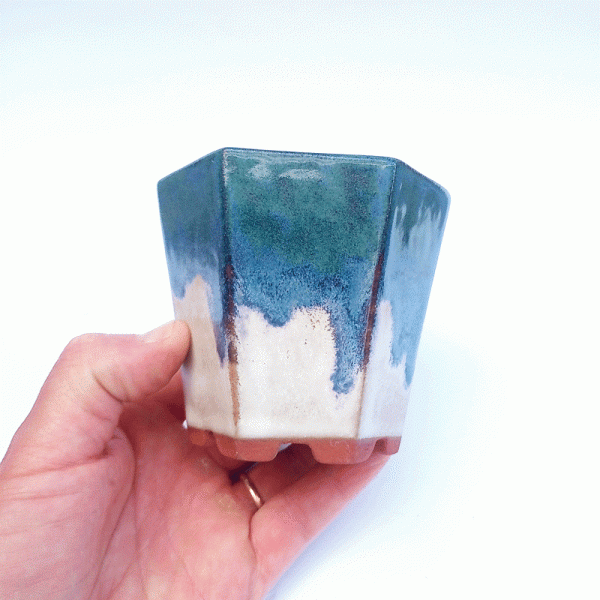 Vaso Hexagonal Esmaltado Cor Azul e Branco 8,5 x 8,5 x 8,5 cm - Imagem 3